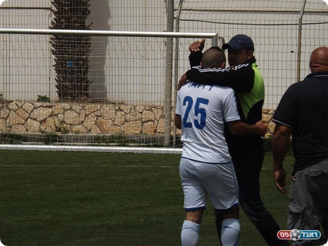 מחמוד חוגג את הראשון (מיכה פישנזון)